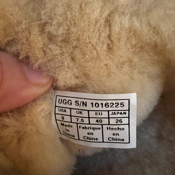 UGG boots Size 9. Bailey three bow. Like new. Worn once. Came wrong size. - Picture 4 of 4